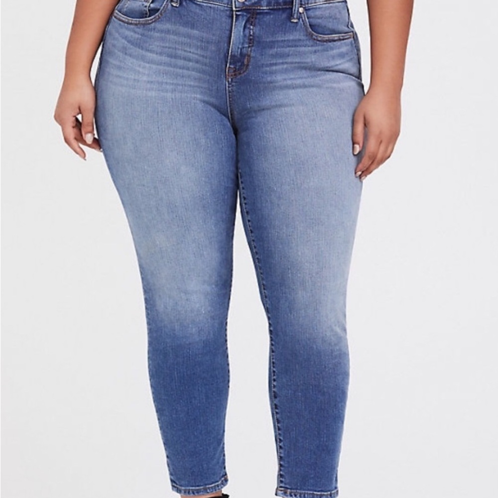Torrid Women's Light Blue Girlfriend Jeans size 20 EUC